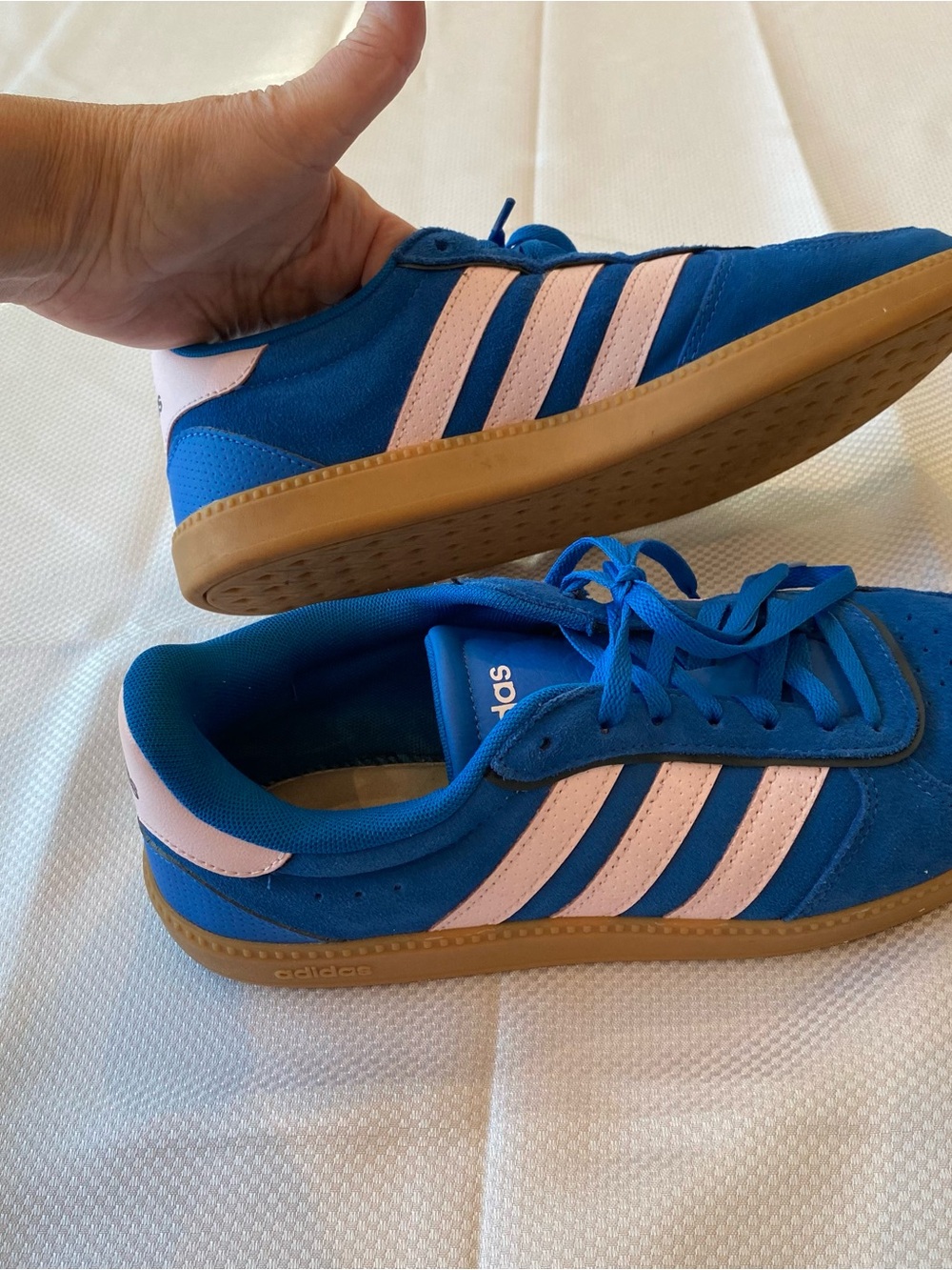 Adidas women’s Blue Sneakers with Pink Stripes size 9. 80s vibes